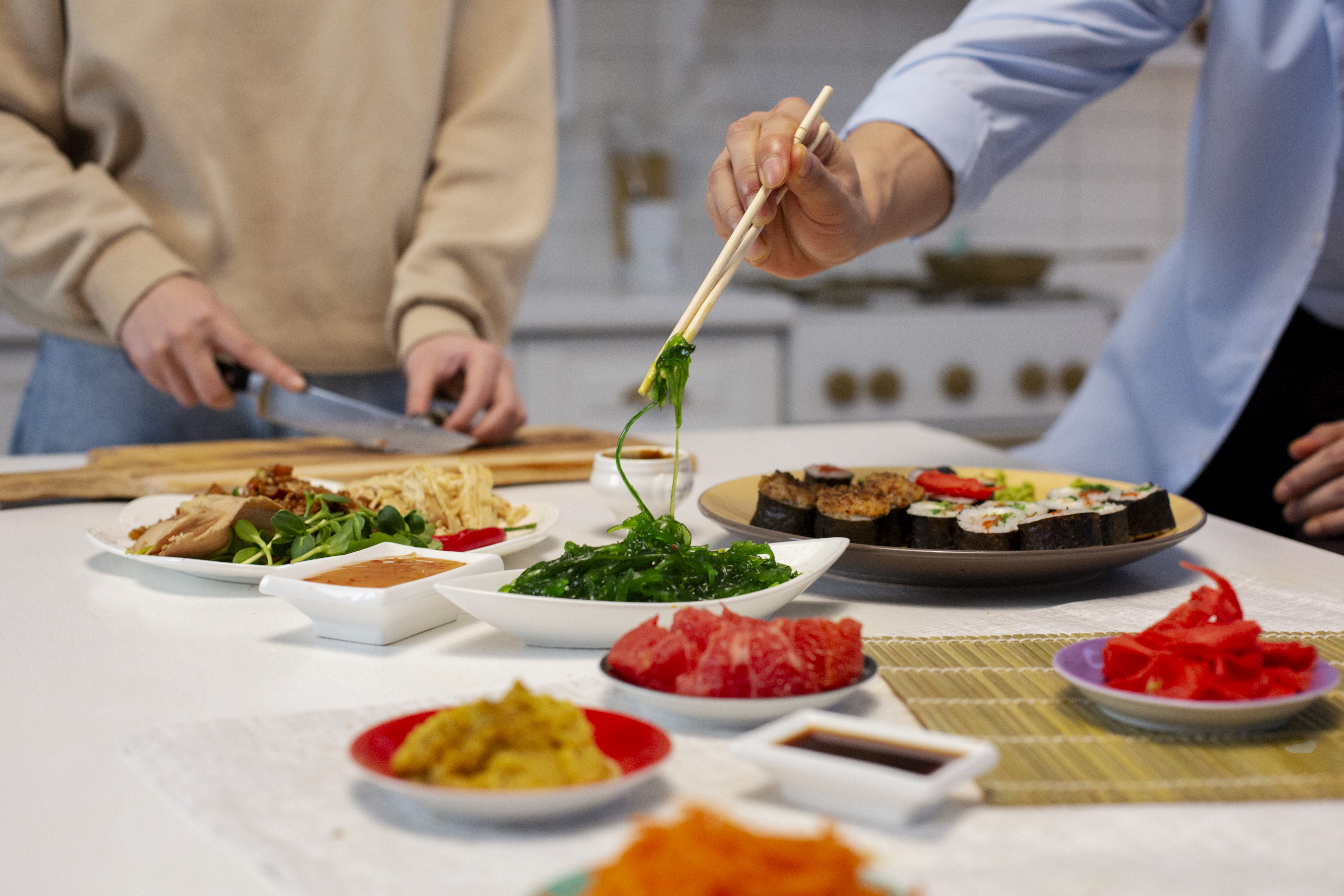 friends-cooking-japanese-food-together